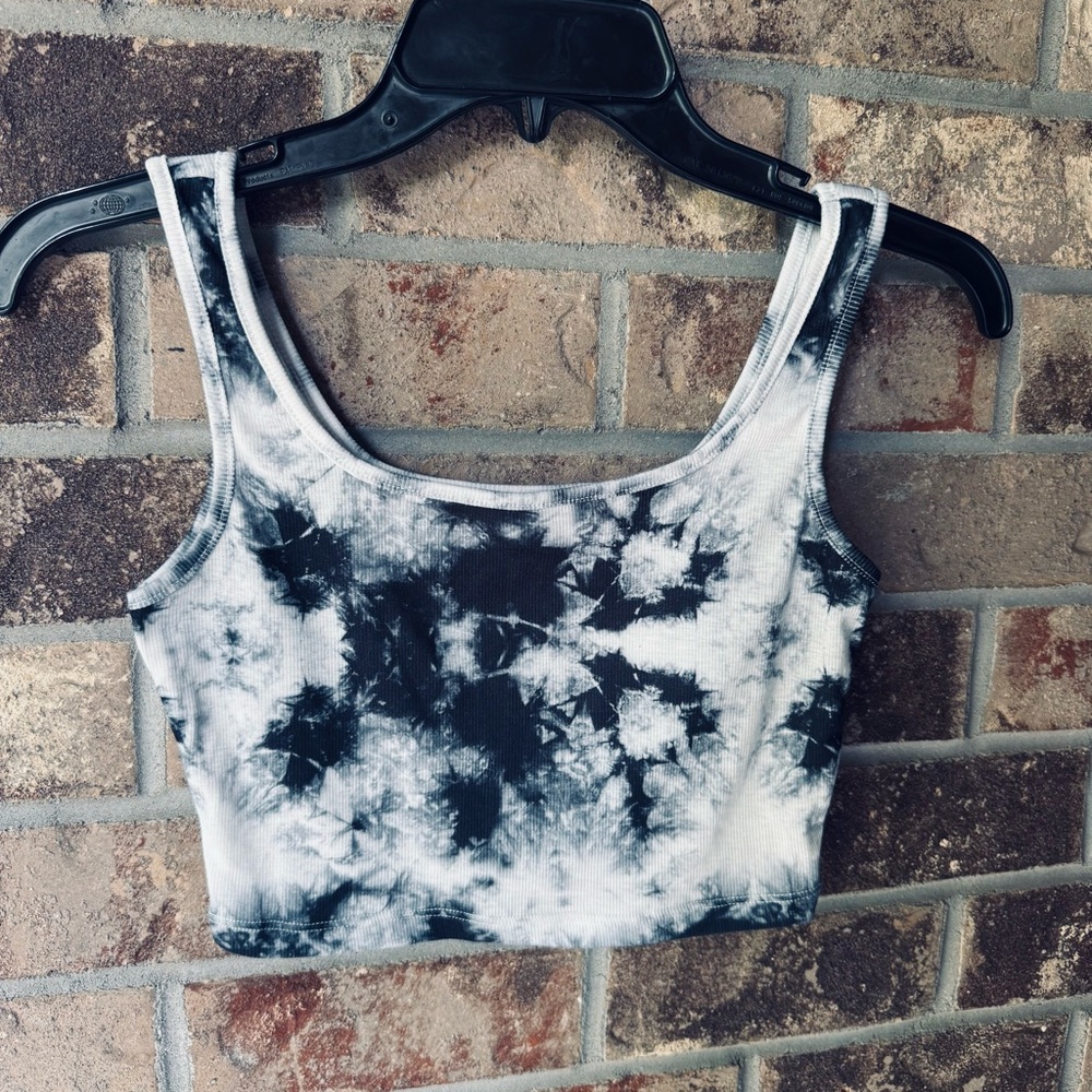 $5 or 3 for $12 SHEIN Black and White Crop Tank Top Fitted Style